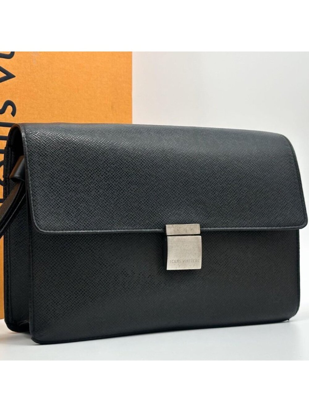 Louis Vuitton Selenga Taiga Clutch Leather - Picture 13 of 13